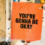 Un cartello arancione dice: You're gonna be okay. Foto di Carrier_lost per Unsplash