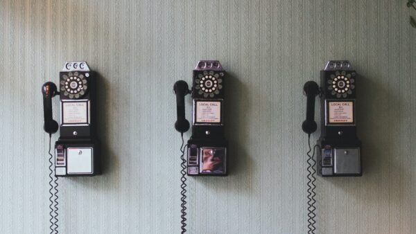 tre telefoni vintage appesi al muro
