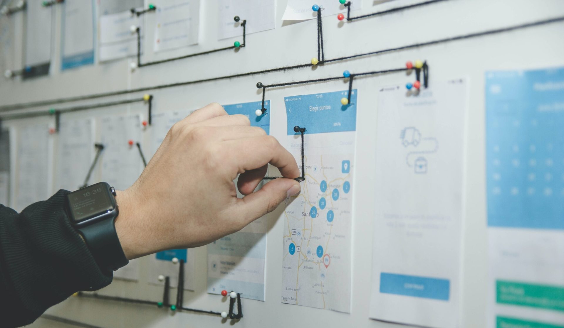 ux writer al lavoro su dei flussi di navigazione sopra una bacheca