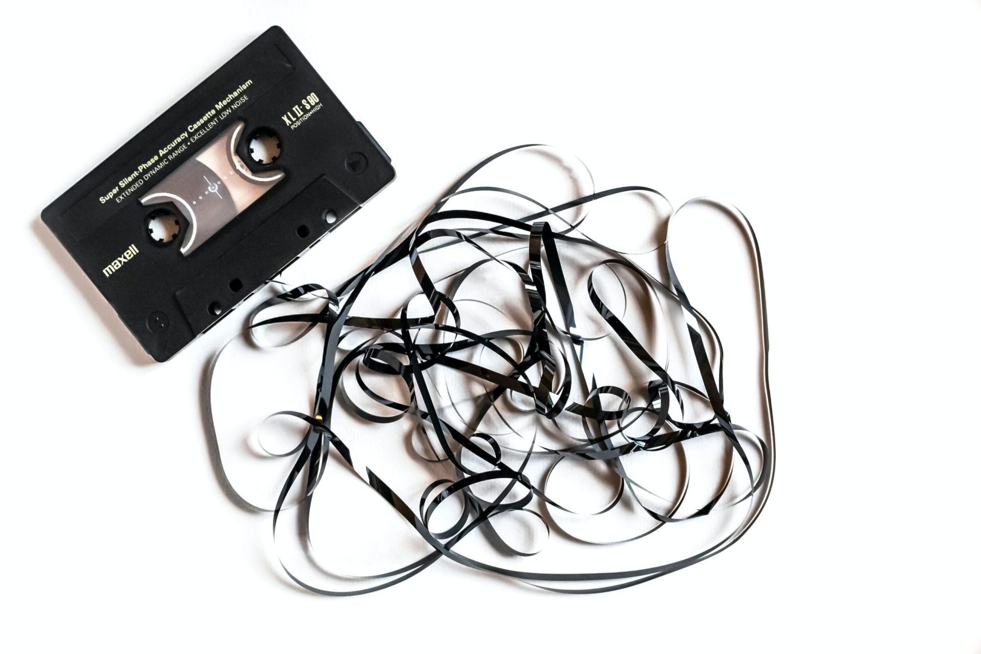 musicassetta rotta con tutto il nastro di fuori aggrovigliato